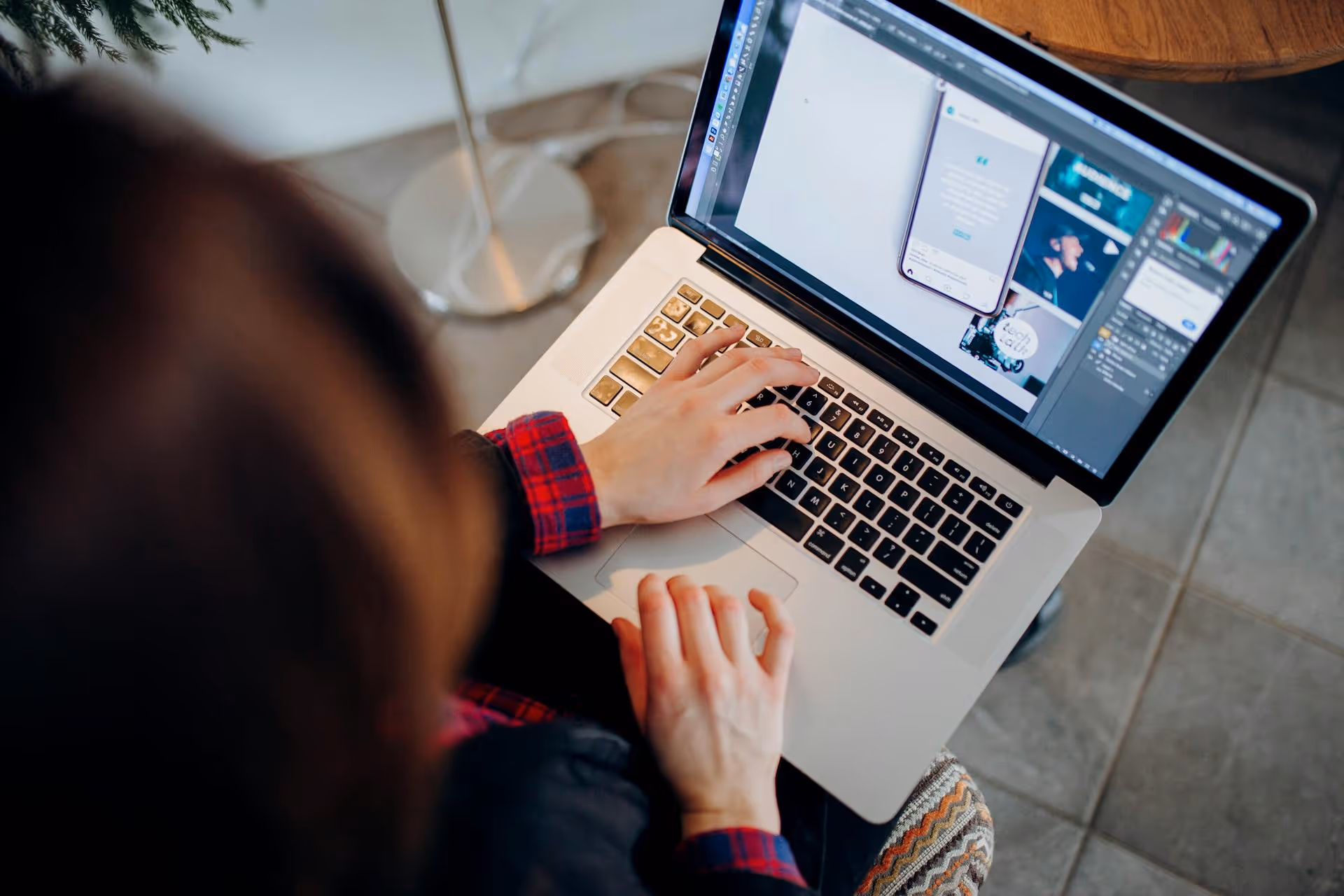 Anonymes Arbeiten am Laptop ohne sichtbares Gesicht